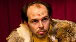 One man show Caveman 5.8.2019 na Letní scéně Harfa